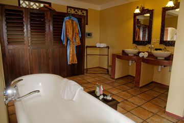 Deep soaking bathtub