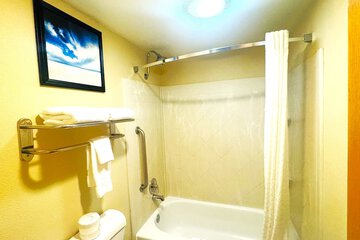 Deep soaking bathtub