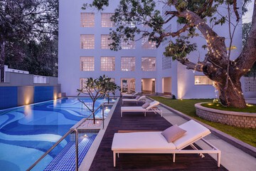 Swim-up bar