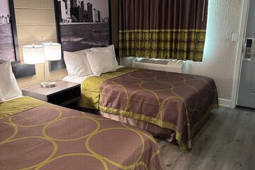 Room 6 of 9