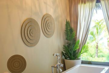 Deep soaking bathtub