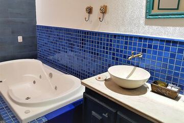 Deep soaking bathtub