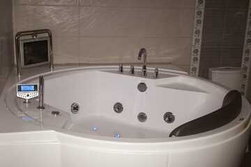 Jetted tub