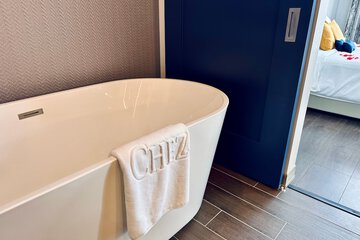 Deep soaking bathtub