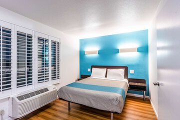 Room 9 of 37