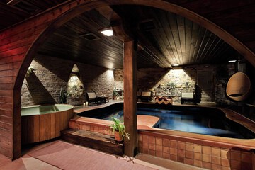 Indoor spa tub