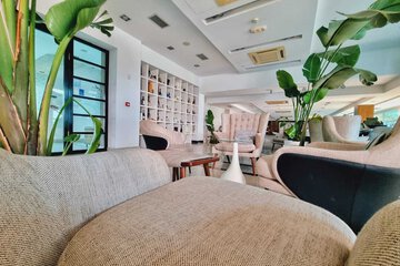 Lobby lounge