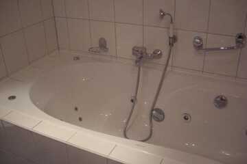 Deep soaking bathtub