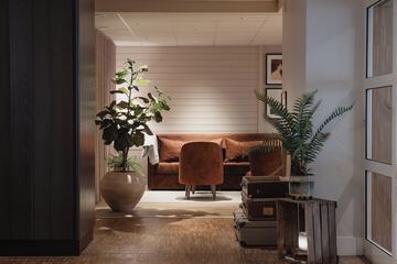 Lobby lounge