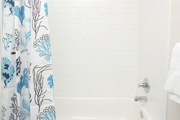 Deep soaking bathtub