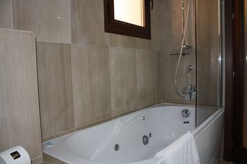 Jetted tub