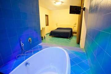 Deep soaking bathtub