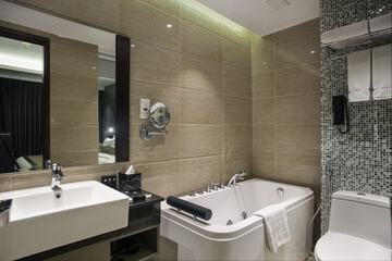 Deep soaking bathtub