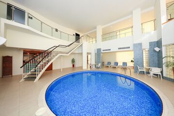 Indoor spa tub