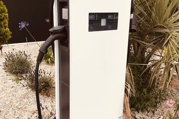 Electric vehicle charging station