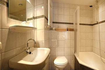 Deep soaking bathtub