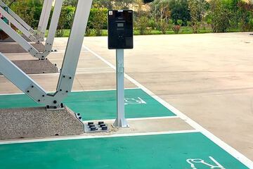 Electric vehicle charging station