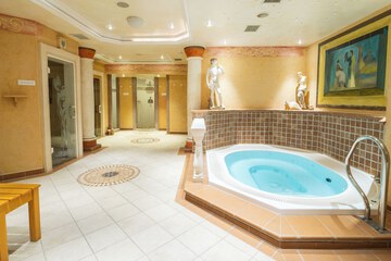 Indoor spa tub
