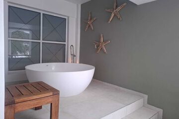 Deep soaking bathtub