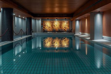 Indoor/outdoor pool