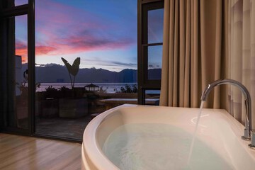 Deep soaking bathtub