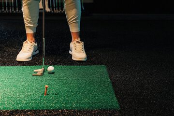 Indoor golf driving range