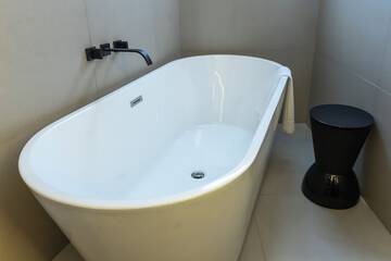 Deep soaking bathtub