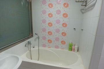 Deep soaking bathtub