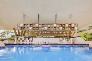 Swim-up bar