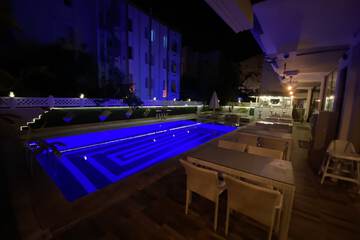 Swim-up bar