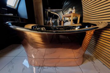 Deep soaking bathtub
