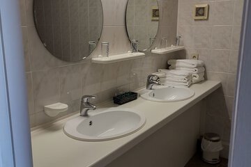 Bathroom sink