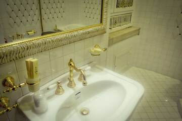 Bathroom sink
