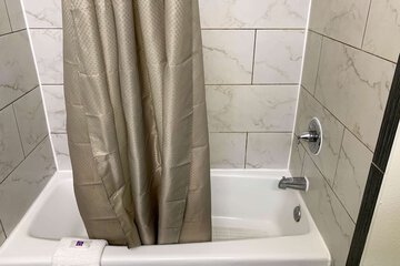 Deep soaking bathtub