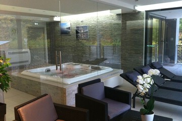 Indoor spa tub