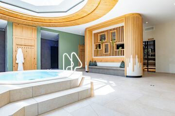 Indoor spa tub