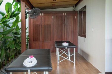 Indoor spa tub