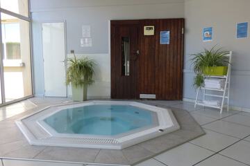 Indoor spa tub