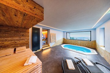 Indoor spa tub