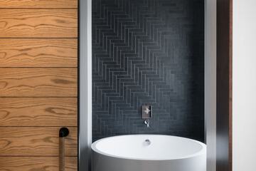 Deep soaking bathtub