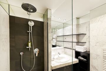 Deep soaking bathtub