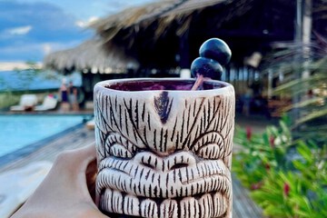 Swim-up bar