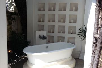 Deep soaking bathtub