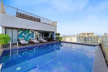 Rooftop pool