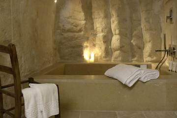 Deep soaking bathtub
