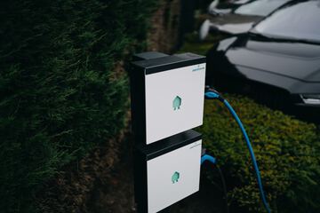 Electric vehicle charging station
