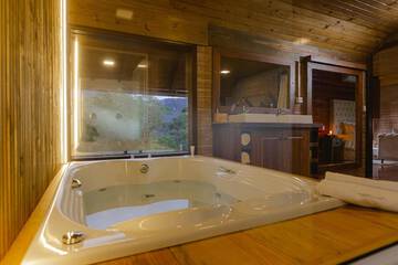 Jetted tub