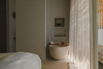 Deep soaking bathtub