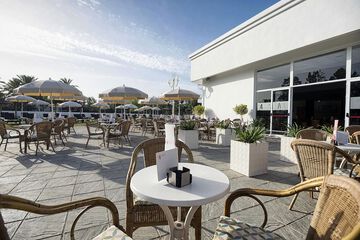 Poolside bar