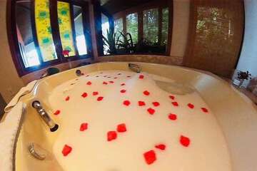 Deep soaking bathtub